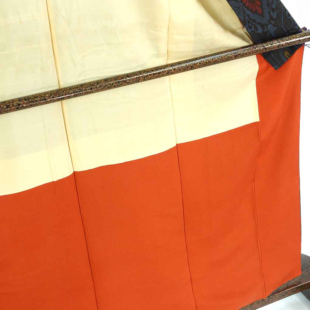 紬 リサイクル着物 身丈160cm 裄63cm 前幅23cm 後幅29cm 袖丈49cm 袖幅32.5cm レディース 袷 連続模様 裄Mサイズ 秋冬春用 正絹（シルク）ブラック やや難 リメイク リユース【ランクB】