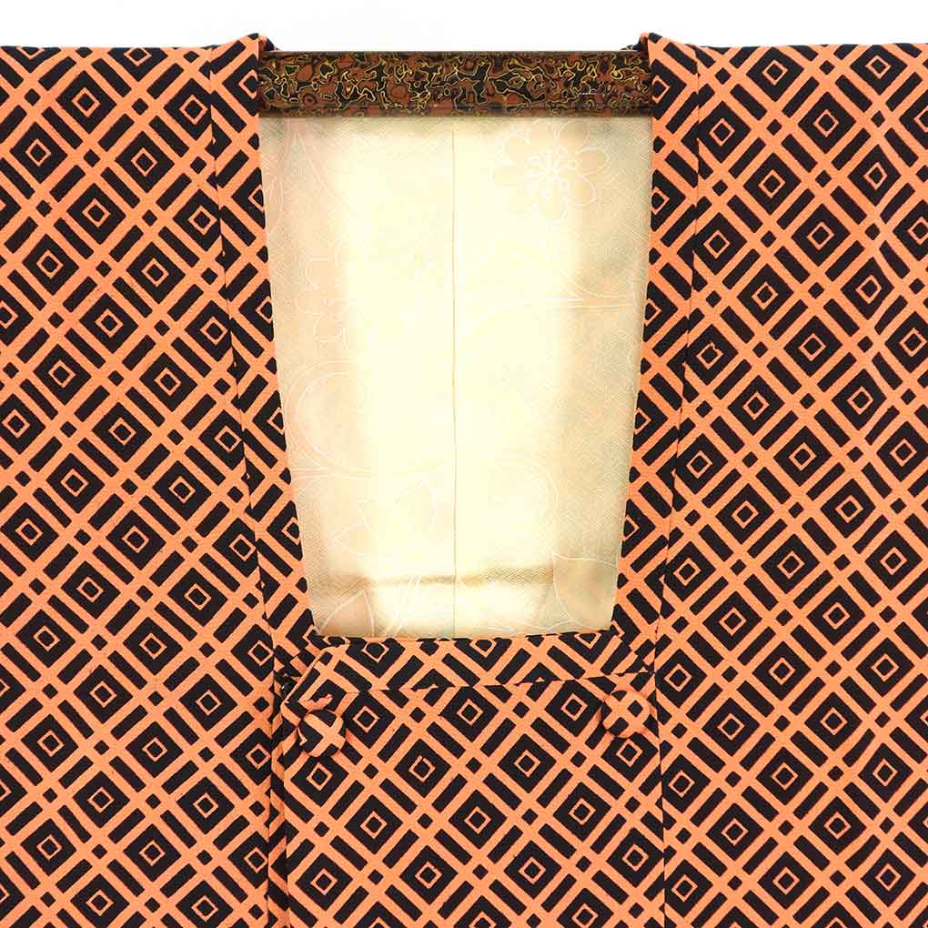 コート リサイクル着物 コート丈90cm 裄64cm 袖丈56cm 袖幅33cm レディース 袷 連続模様 裄Mサイズ 秋冬春用 正絹（シルク）オレンジ 美品 リメイク リユース【ランクA】
