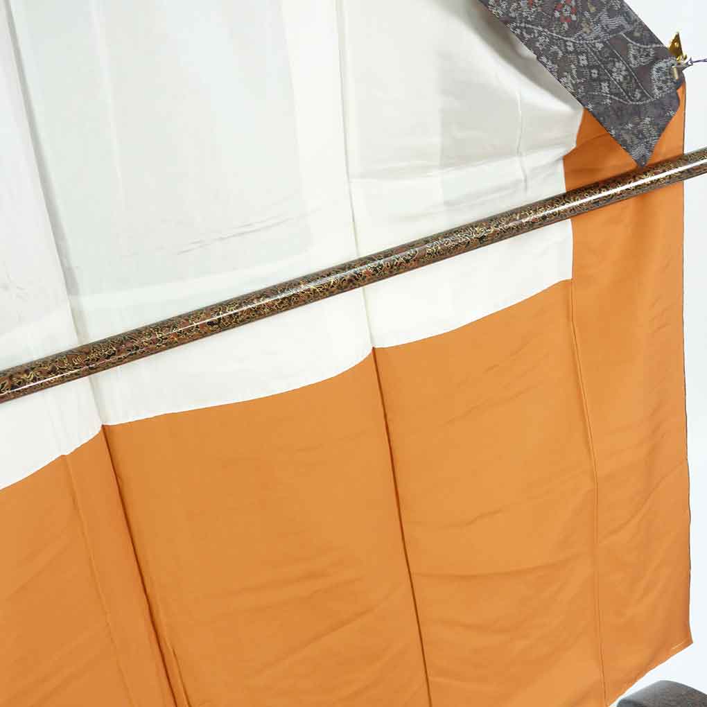 紬 リサイクル着物 身丈151cm 裄64cm 前幅23cm 後幅28.5cm 袖丈49cm 袖幅32cm レディース 袷 花柄 裄Mサイズ 秋冬春用 正絹（シルク）ブラック 未使用品 リメイク リユース【ランクS】