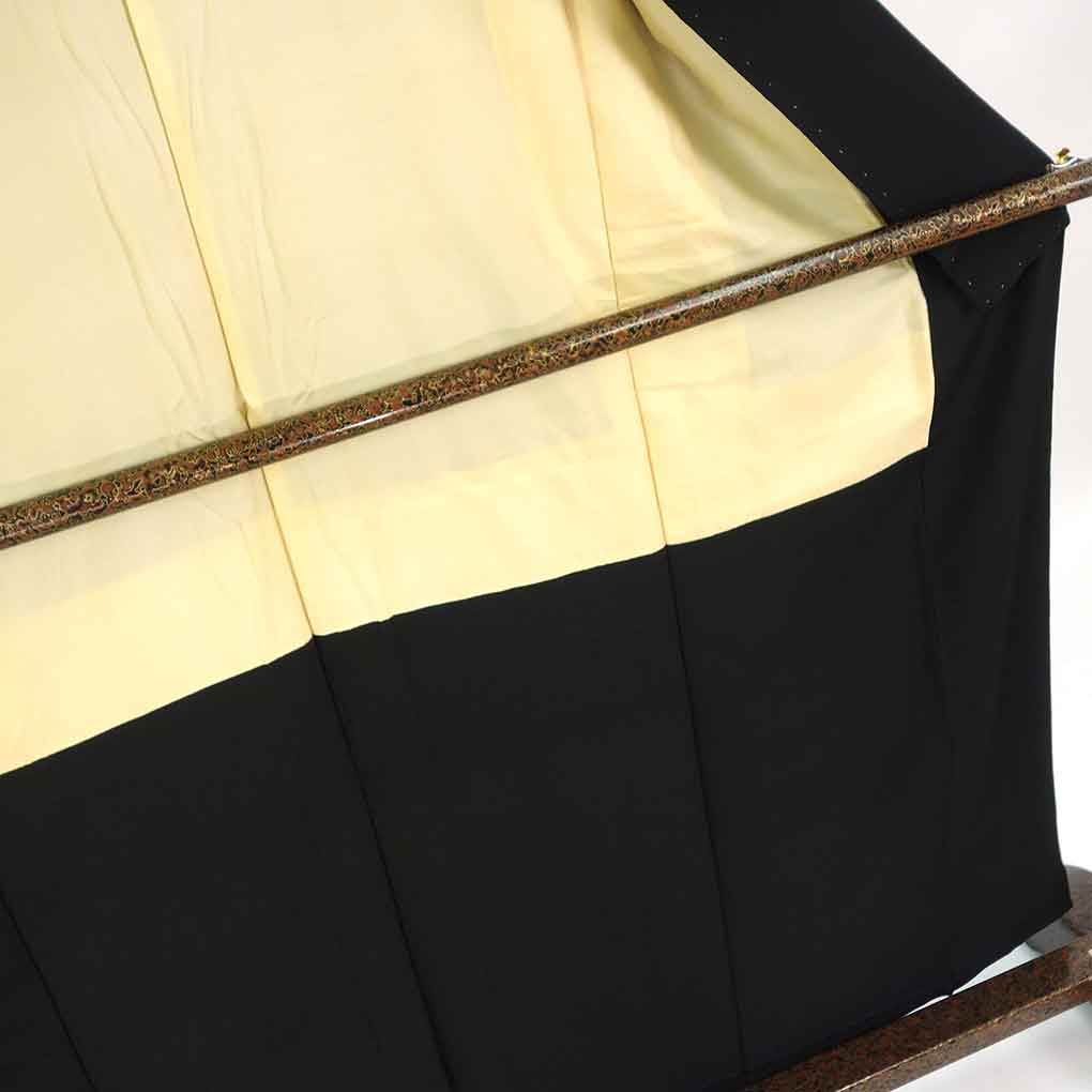 喪服(黒紋付) リサイクル着物 身丈161cm 裄63cm 前幅23cm 後幅29cm 袖丈52cm 袖幅32.5cm レディース 袷 無地 裄Mサイズ 秋冬春用 正絹(シルク)ブラック やや難 リメイク リユース【ランクB】