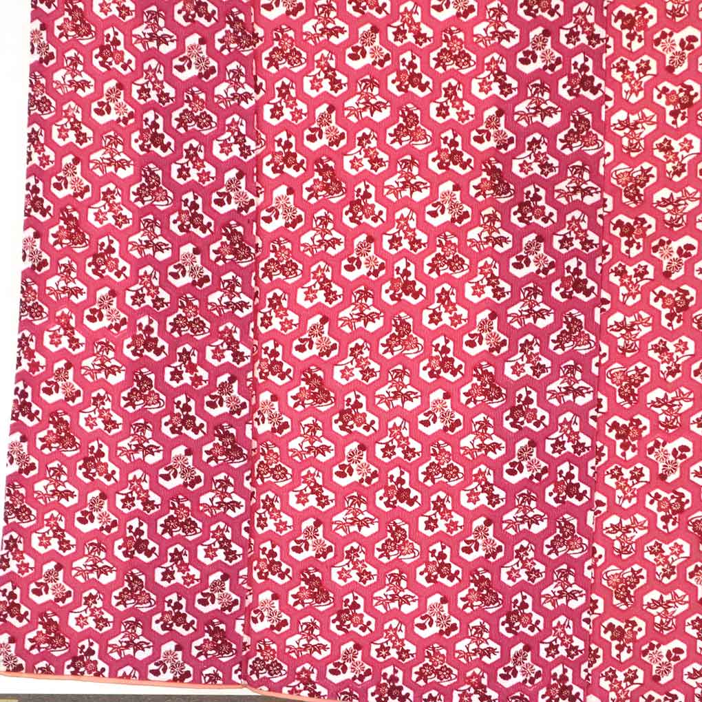 リサイクル着物 小紋 ピンク地 毘沙門亀甲 袷 ポリエステル 着物 レディース 秋冬春用 ポリエステル ピンク 裄SSサイズ リユース身丈159cm 裄60cm 前幅22cm 後幅28.5cm 袖丈48cm【ランクA】