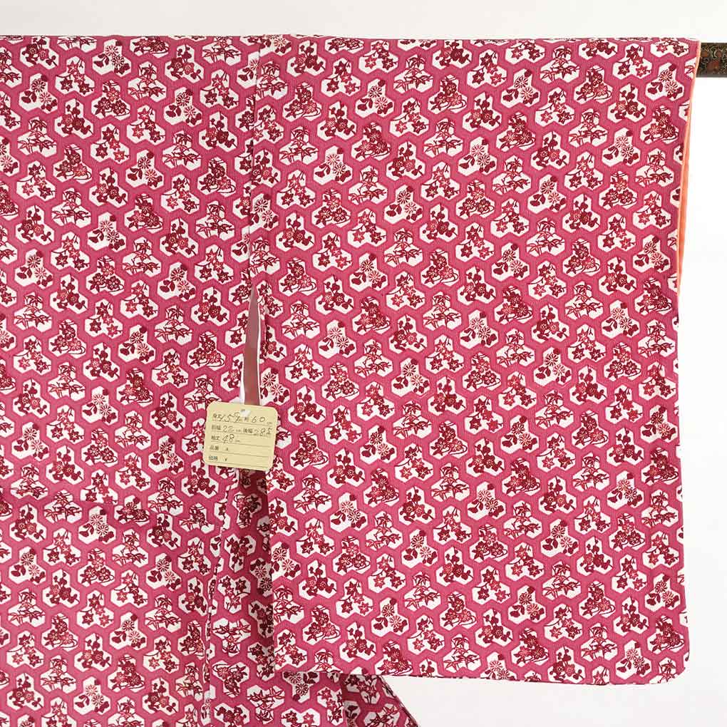 リサイクル着物 小紋 ピンク地 毘沙門亀甲 袷 ポリエステル 着物 レディース 秋冬春用 ポリエステル ピンク 裄SSサイズ リユース身丈159cm 裄60cm 前幅22cm 後幅28.5cm 袖丈48cm【ランクA】