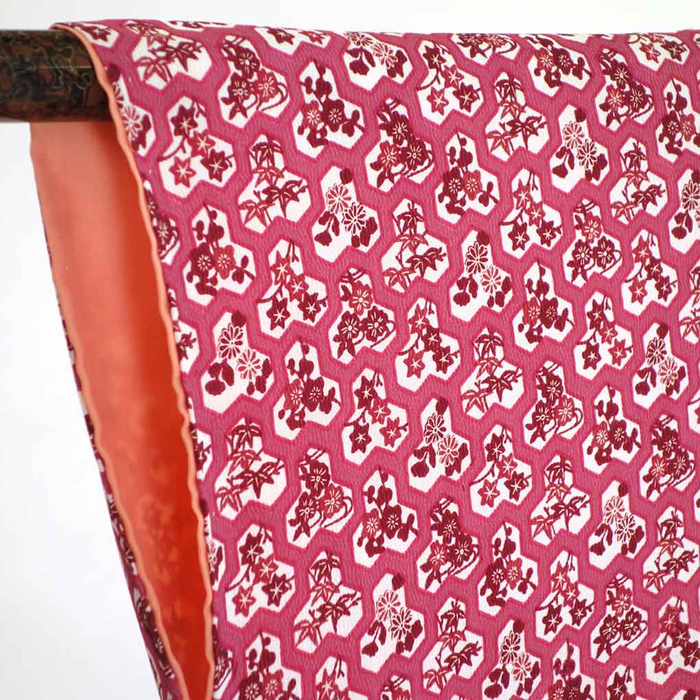 リサイクル着物 小紋 ピンク地 毘沙門亀甲 袷 ポリエステル 着物 レディース 秋冬春用 ポリエステル ピンク 裄SSサイズ リユース身丈159cm 裄60cm 前幅22cm 後幅28.5cm 袖丈48cm【ランクA】