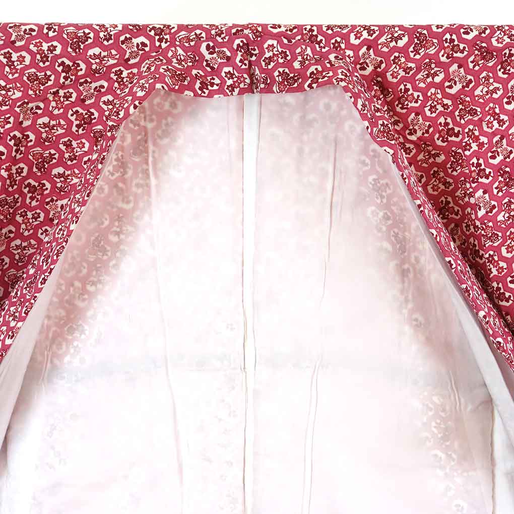 リサイクル着物 小紋 ピンク地 毘沙門亀甲 袷 ポリエステル 着物 レディース 秋冬春用 ポリエステル ピンク 裄SSサイズ リユース身丈159cm 裄60cm 前幅22cm 後幅28.5cm 袖丈48cm【ランクA】