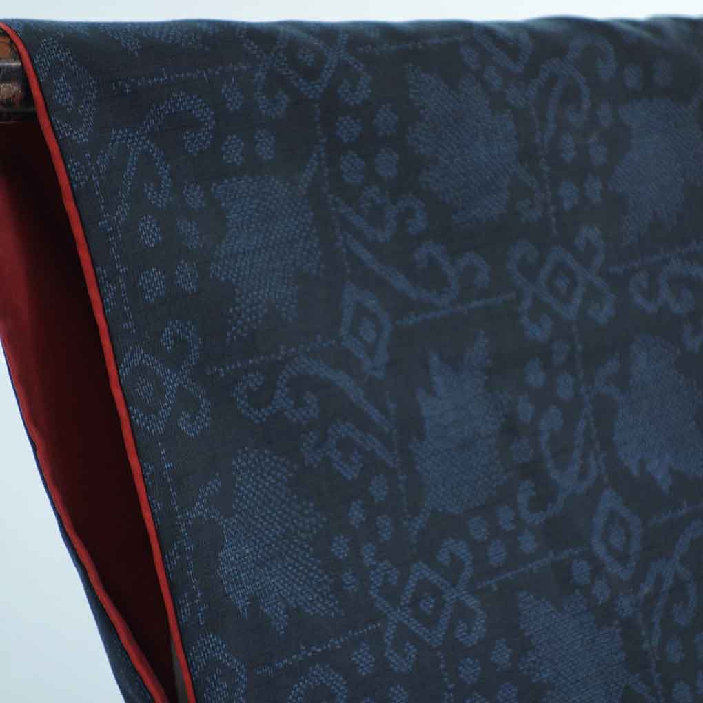 紬 リサイクル着物 身丈159cm 裄63cm 前幅25cm 後幅30cm 袖丈49cm 袖幅32.5cm レディース 袷 連続模様 裄Mサイズ 秋冬春用 正絹（シルク）ネイビー やや難 大島紬 リメイク リユース【ランクB】