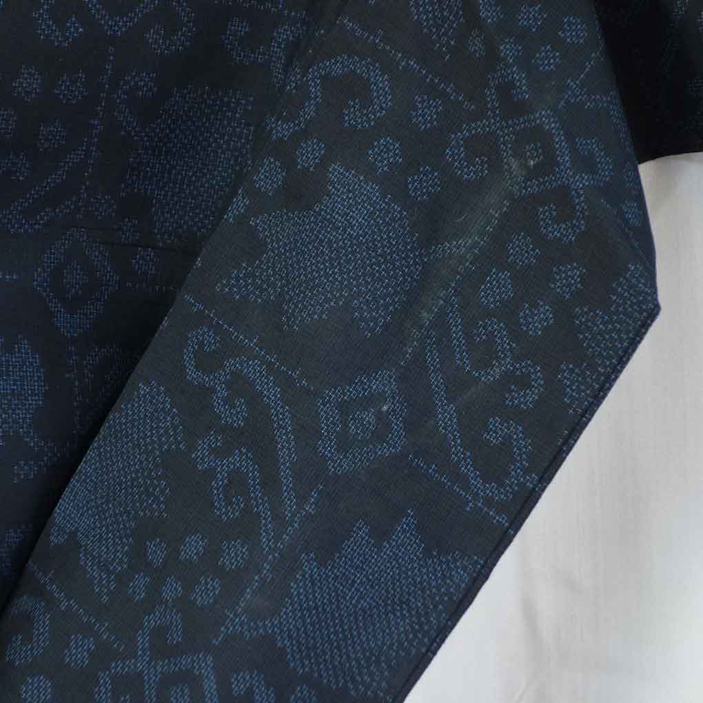 紬 リサイクル着物 身丈159cm 裄63cm 前幅25cm 後幅30cm 袖丈49cm 袖幅32.5cm レディース 袷 連続模様 裄Mサイズ 秋冬春用 正絹（シルク）ネイビー やや難 大島紬 リメイク リユース【ランクB】