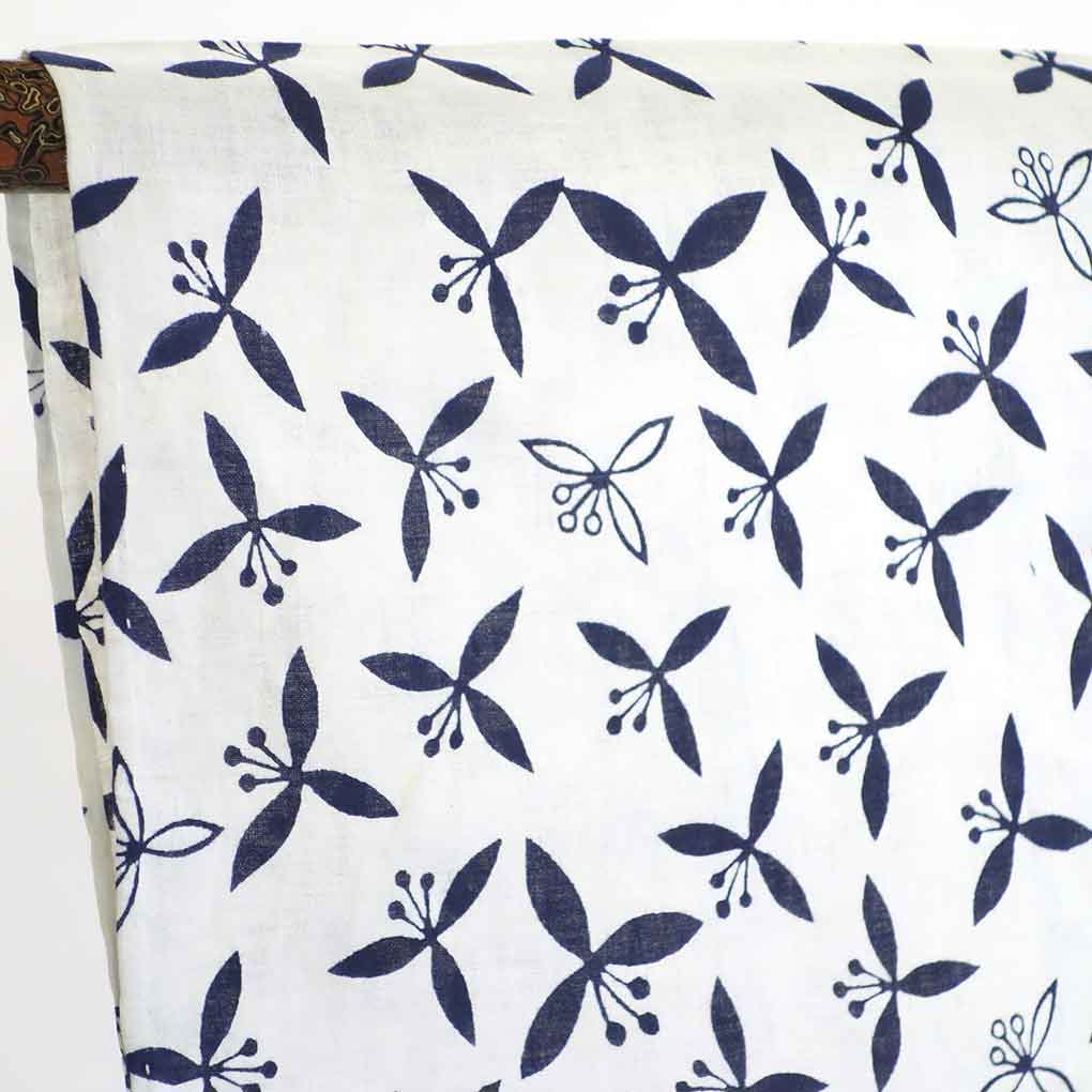 リサイクル 女児着物  女児用 花柄 裄Sサイズ 夏用 木綿 白地 やや難 リサイクル リメイク リユース【ランクB】