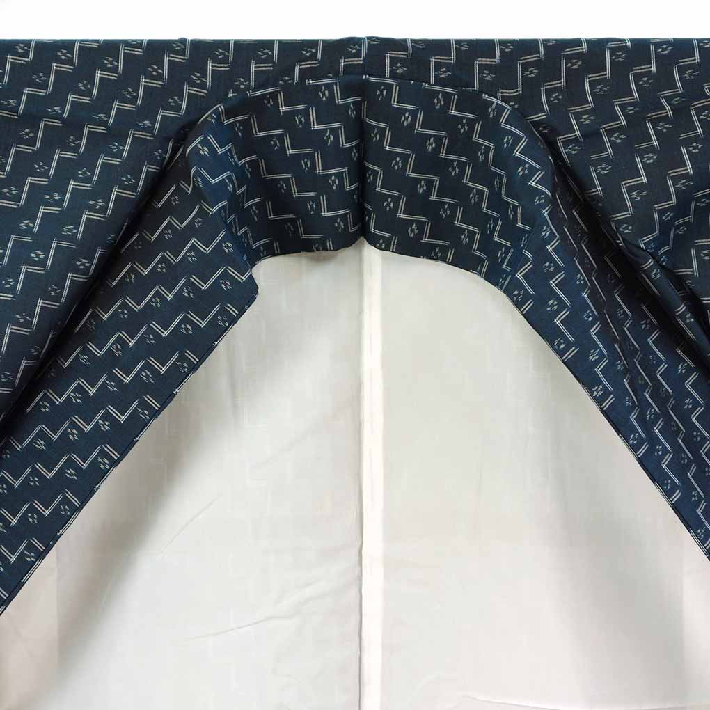 紬 リサイクル着物 身丈151cm 裄61cm 前幅23cm 後幅28cm 袖丈41cm 袖幅30.5cm レディース 袷 絣模様 裄Sサイズ 秋冬春用 正絹（シルク）ネイビー 美品 リメイク リユース【ランクA】
