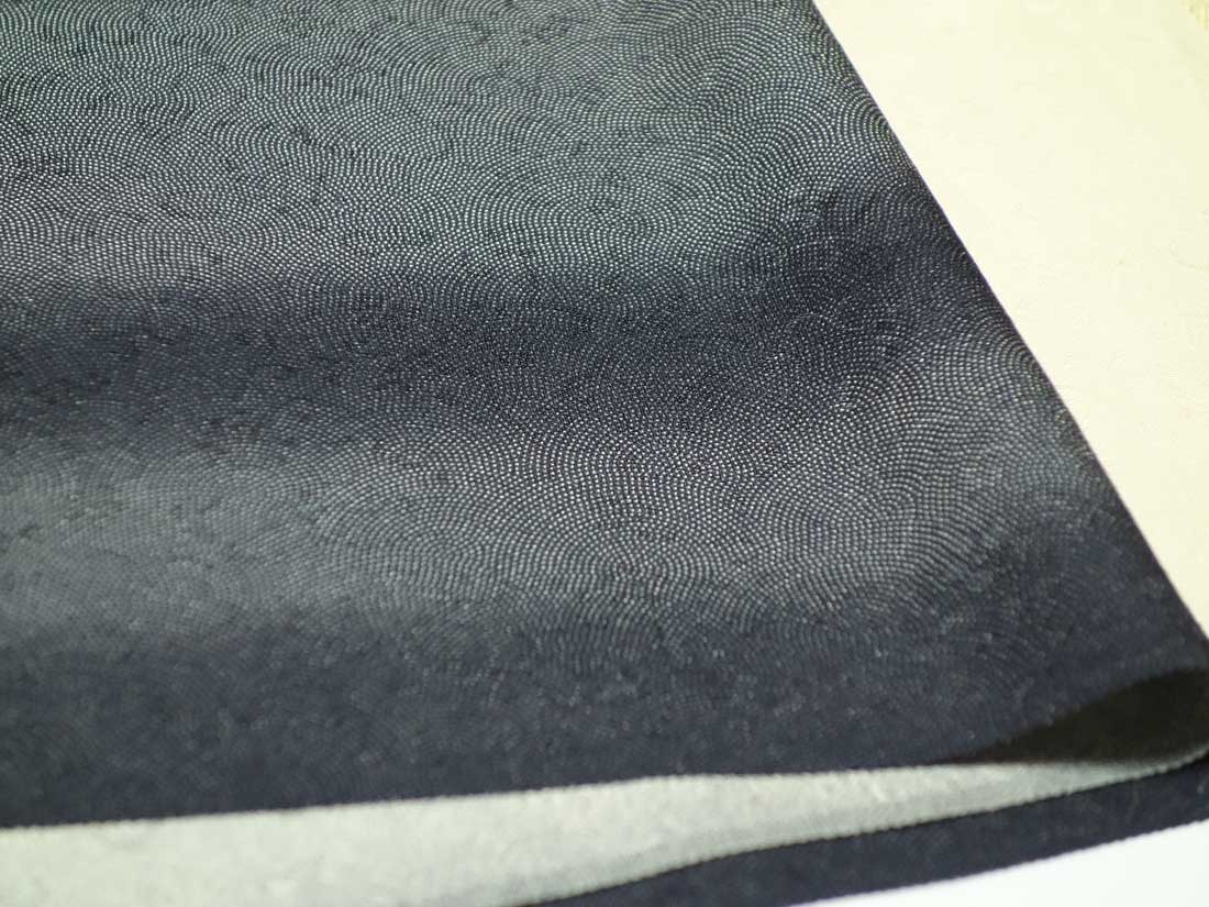 【日本の絹マーク入り】無形文化財五嶋敏太郎監修復刻・正絹黒地縦縞ぼかし鮫小紋/厚手のぽってりとした上質な生地でコートや羽織にもお仕立て頂けます【新品】