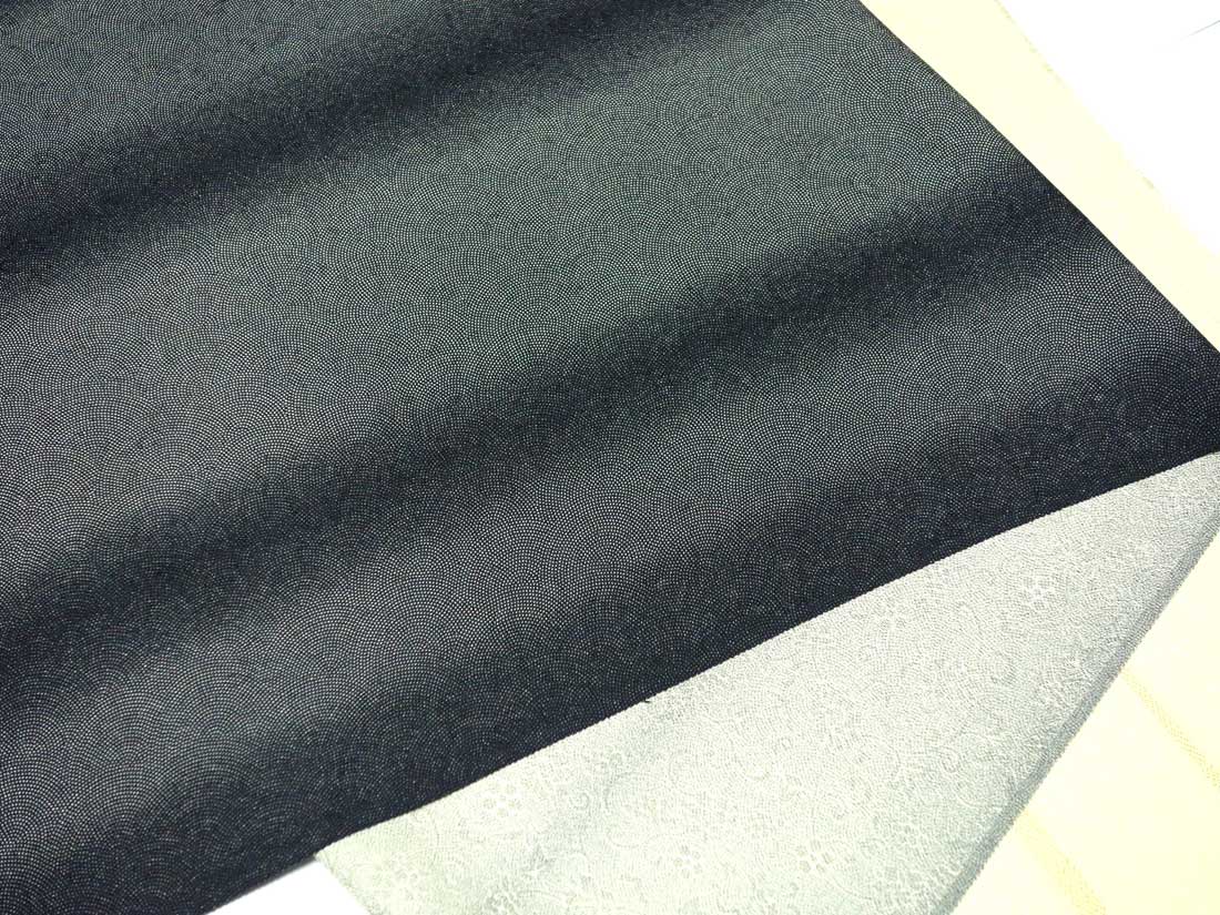 【日本の絹マーク入り】無形文化財五嶋敏太郎監修復刻・正絹黒地縦縞ぼかし鮫小紋/厚手のぽってりとした上質な生地でコートや羽織にもお仕立て頂けます【新品】