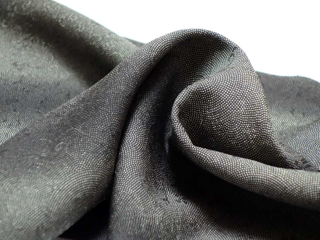 【日本の絹マーク入り】無形文化財五嶋敏太郎監修復刻・正絹黒地縦縞ぼかし鮫小紋/厚手のぽってりとした上質な生地でコートや羽織にもお仕立て頂けます【新品】