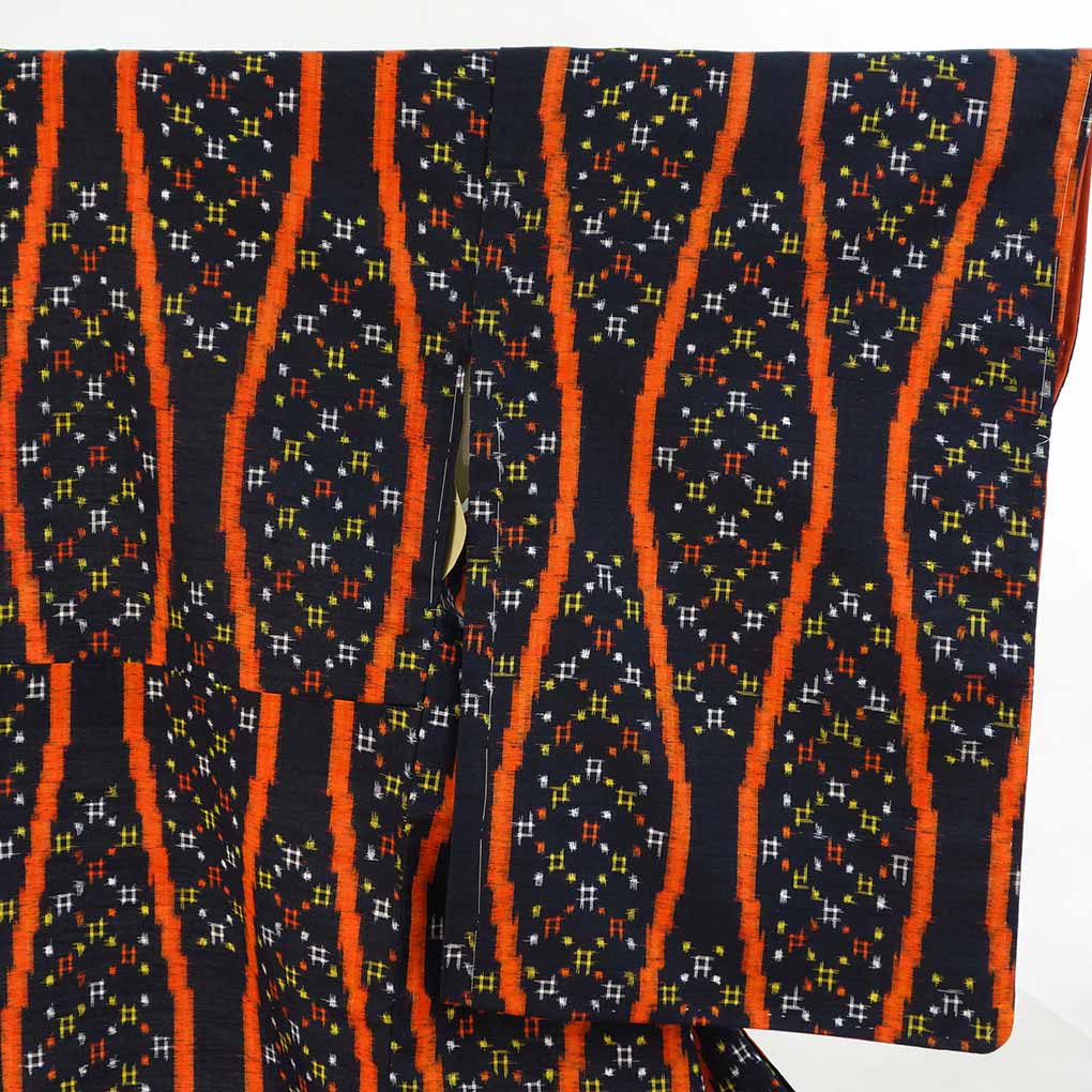 紬 リサイクル着物 身丈161cm 裄64cm 前幅23cm 後幅30cm 袖丈57cm 袖幅33cm レディース 袷 立涌 裄Mサイズ 秋冬春用 正絹（シルク）ネイビー 未使用品 リメイク リユース【ランクS】