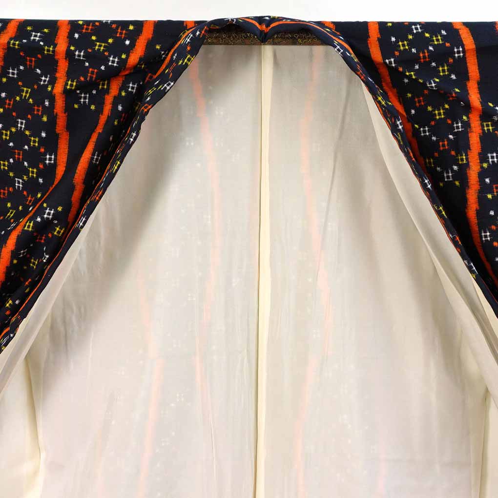 紬 リサイクル着物 身丈161cm 裄64cm 前幅23cm 後幅30cm 袖丈57cm 袖幅33cm レディース 袷 立涌 裄Mサイズ 秋冬春用 正絹（シルク）ネイビー 未使用品 リメイク リユース【ランクS】