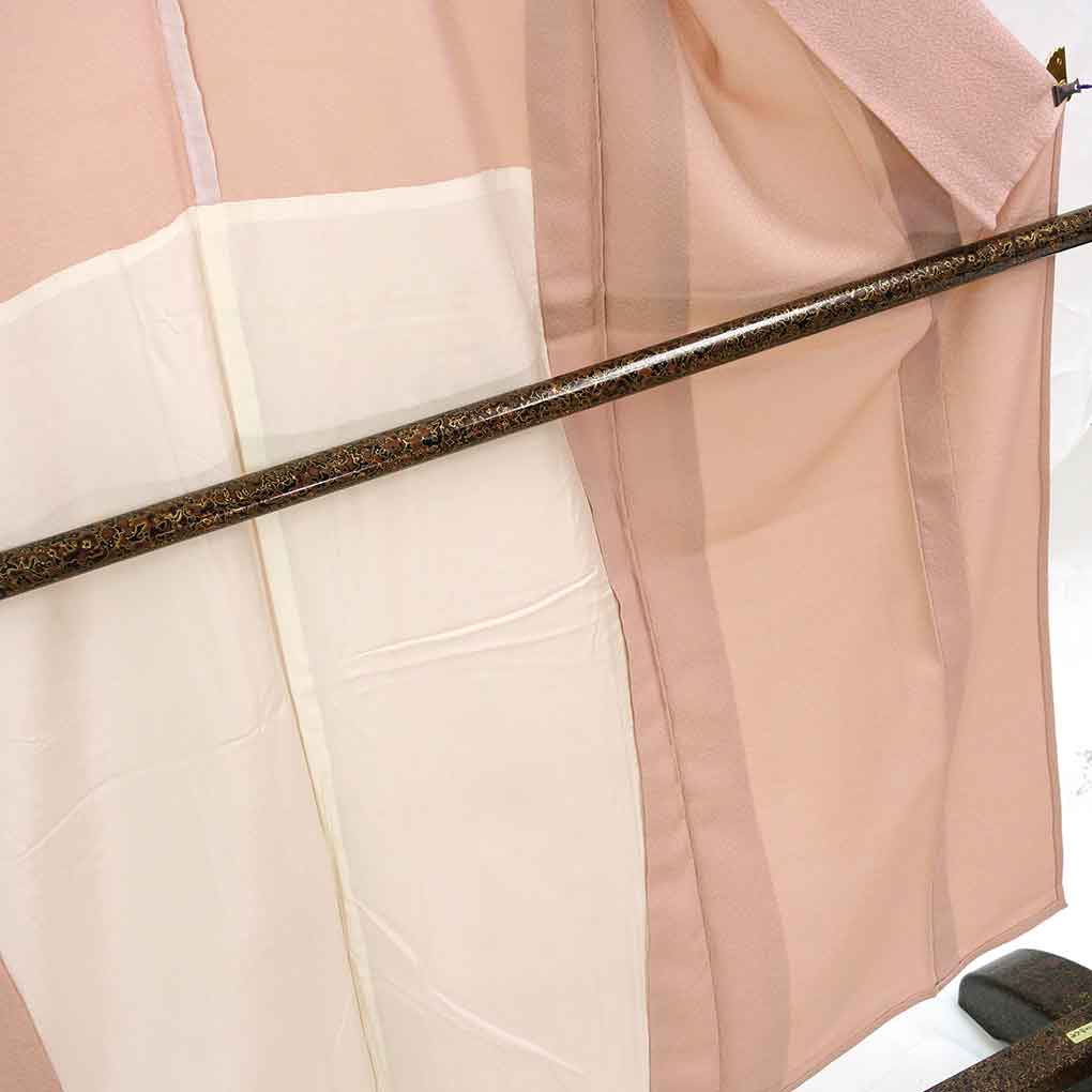 色無地 リサイクル着物 身丈149cm 裄65cm 前幅24cm 後幅29.5cm 袖丈44cm 袖幅32.5cm レディース 単衣 無地 裄Mサイズ 初夏・初秋用 正絹（シルク）ピンク やや難 リメイク リユース【ランクB】