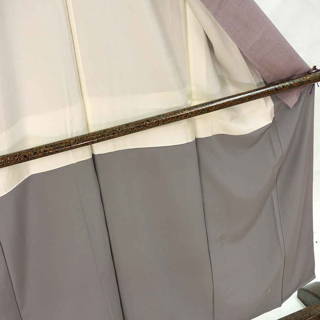 小紋 リサイクル着物 身丈154cm 裄61cm 前幅24cm 後幅30cm 袖丈45cm 袖幅31cm レディース 袷 縞 裄Sサイズ 秋冬春用 正絹（シルク）パープル 未使用品 リメイク リユース【ランクS】
