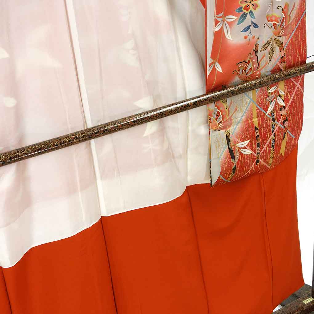 振袖 リサイクル着物 身丈156cm 裄64cm 前幅24cm 後幅29cm 袖丈102cm 袖幅32cm レディース 袷 蝶柄 裄Mサイズ 秋冬春用 正絹（シルク）オレンジ 美品 リメイク リユース【ランクA】