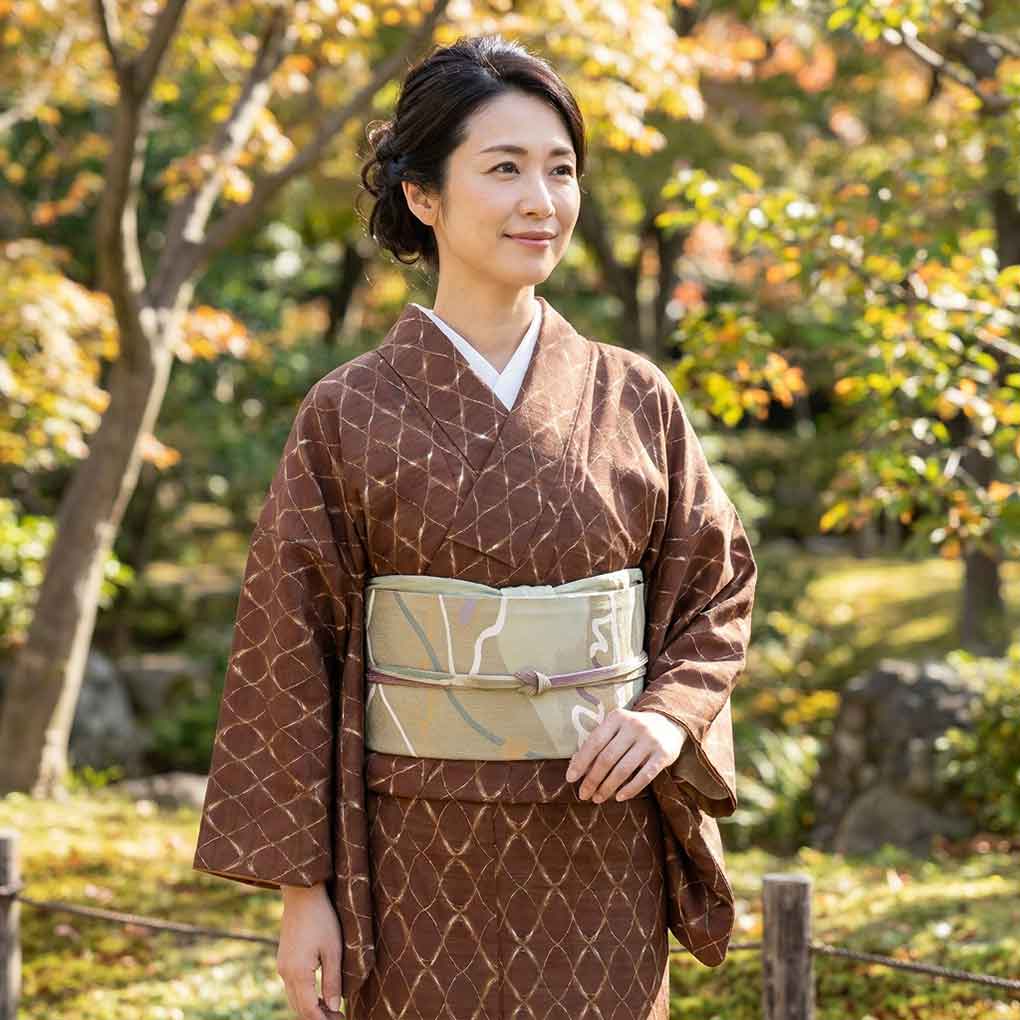 紬 リサイクル着物 身丈159cm 裄64cm 前幅24cm 後幅29cm 袖丈49cm 袖幅32cm レディース 袷 網目 裄Mサイズ 秋冬春用 正絹(シルク)ブラウン やや難 リメイク リユース【ランクB】