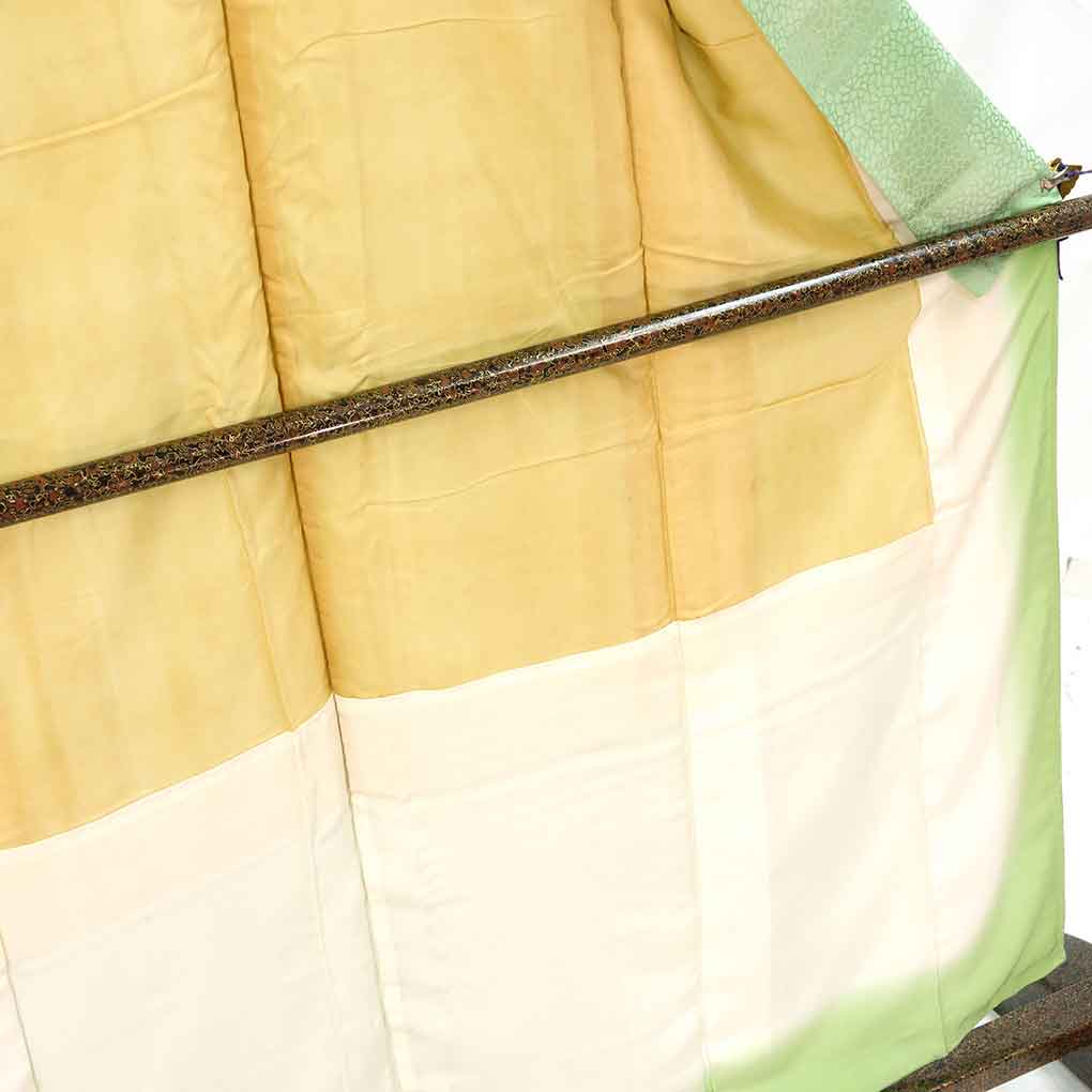 色無地 リサイクル着物 身丈159cm 裄64cm 前幅22.5cm 後幅28.5cm 袖丈49cm 袖幅34cm レディース 袷 無地 裄Mサイズ 秋冬春用 正絹(シルク)グリーン やや難 リメイク リユース【ランクB】