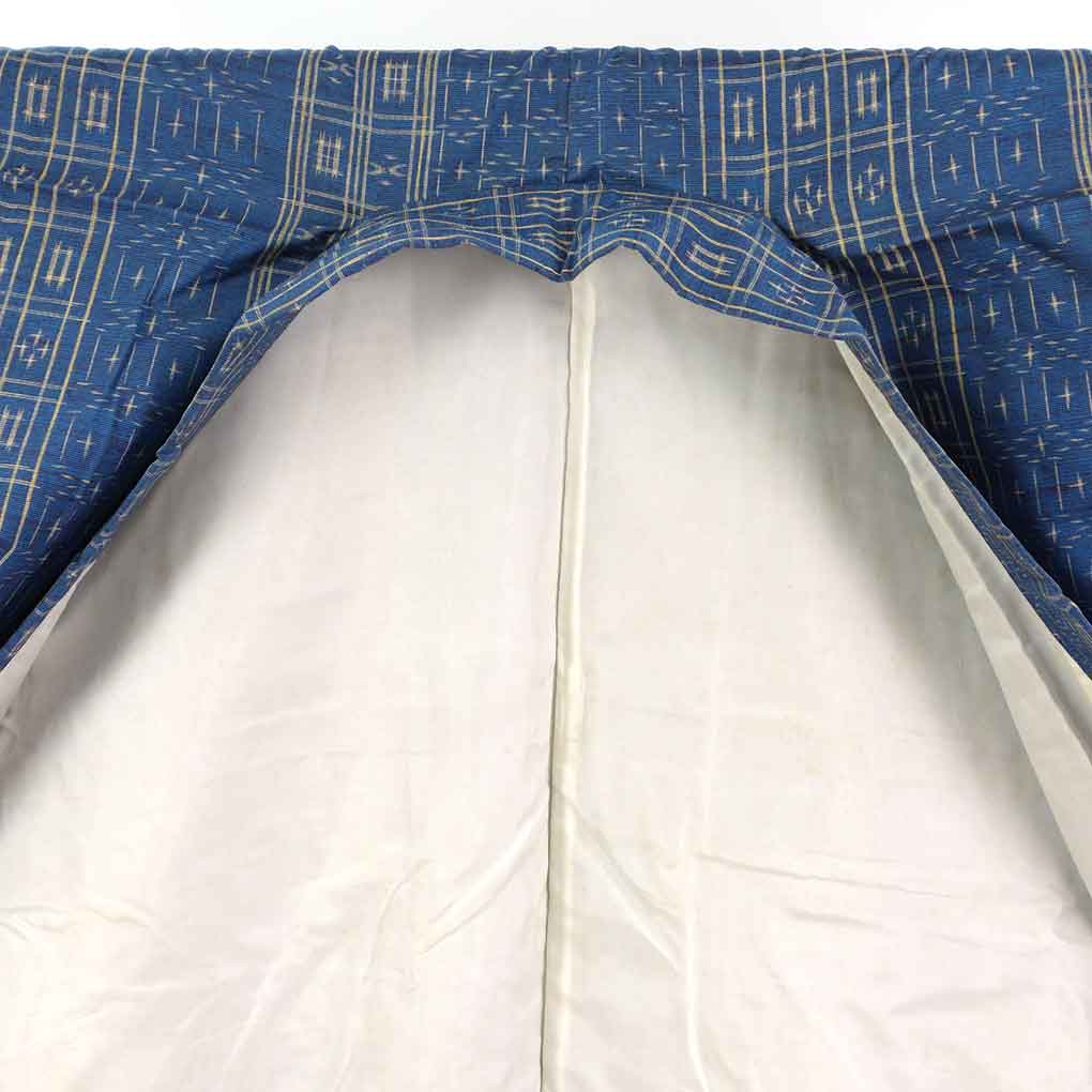 紬 リサイクル着物 身丈150cm 裄64cm 前幅26cm 後幅31.5cm 袖丈45cm 袖幅32cm レディース 袷 絣模様 裄Mサイズ 秋冬春用 正絹（シルク）ネイビー 美品 リメイク リユース【ランクA】