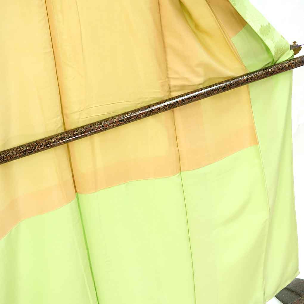 色無地 リサイクル着物 身丈153cm 裄62cm 前幅24.5cm 後幅28.5cm 袖丈52cm 袖幅32cm レディース 袷 無地 裄Sサイズ 秋冬春用 正絹（シルク）グリーン やや難 リメイク リユース【ランクB】