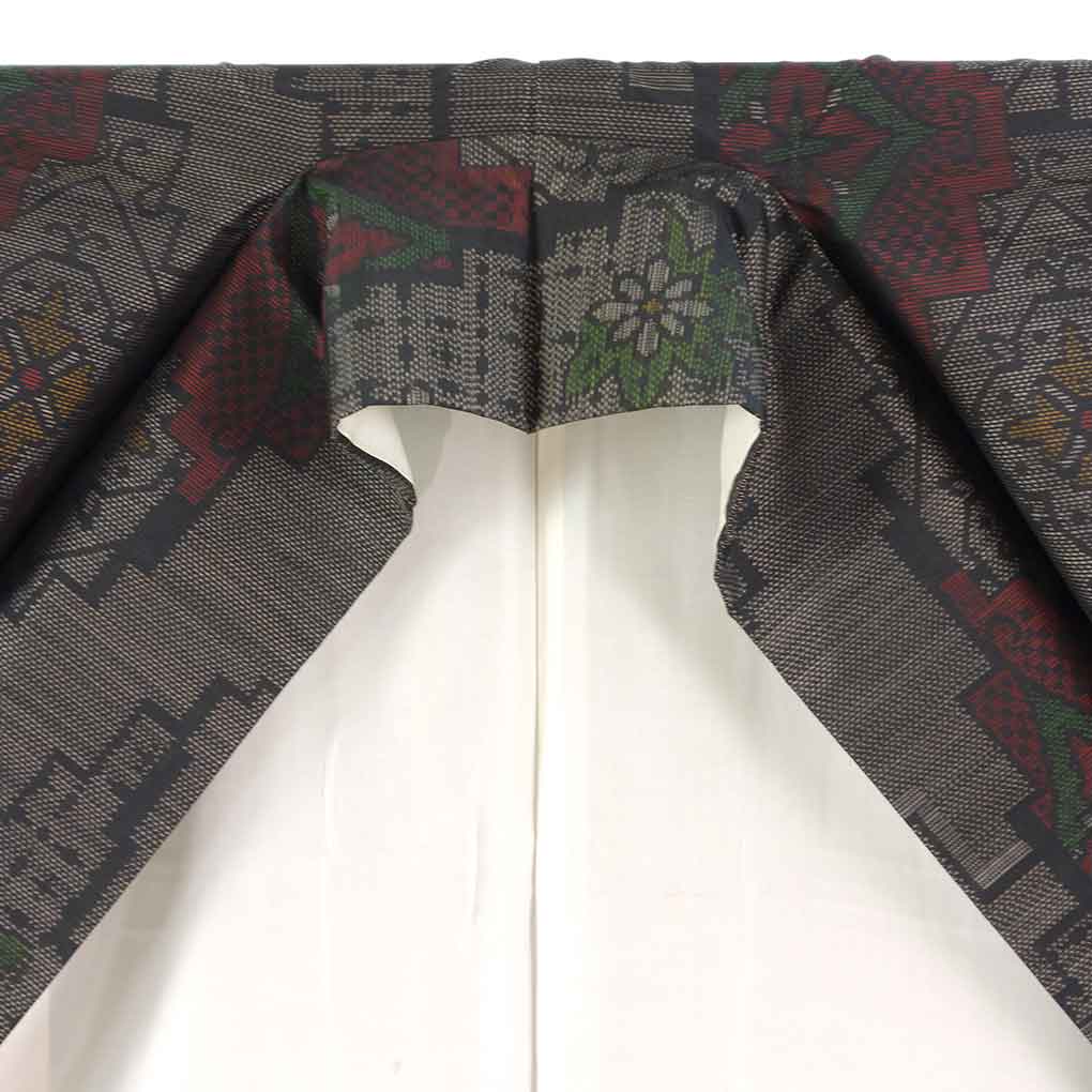 紬 リサイクル着物 身丈155cm 裄63cm 前幅22.5cm 後幅29cm 袖丈49.5cm 袖幅32.5cm レディース 袷 花柄 裄Mサイズ 秋冬春用 正絹(シルク)ブラック 未使用品 リメイク リユース【ランクS】