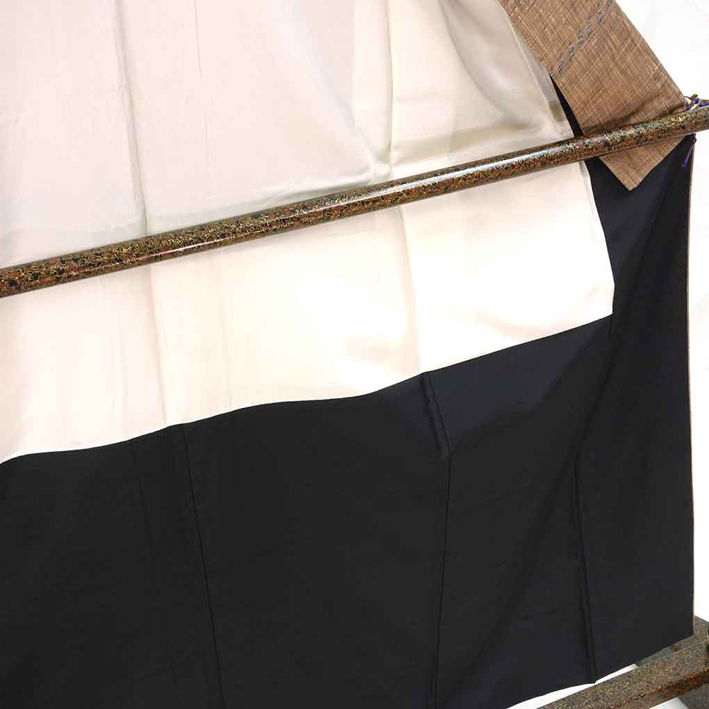 紬 リサイクル着物 身丈158cm 裄62cm 前幅22.5cm 後幅28.5cm 袖丈47cm 袖幅32cm レディース 袷 連続模様 裄Sサイズ 秋冬春用 正絹（シルク）ブラウン 美品 リメイク リユース【ランクA】