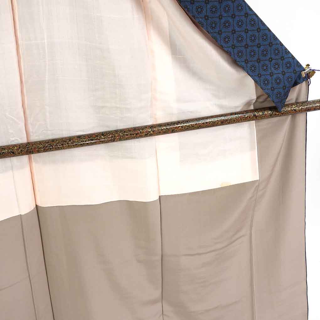紬 リサイクル着物 身丈153cm 裄65cm 前幅25cm 後幅30cm 袖丈49cm 袖幅32.5cm レディース 袷 連続模様 裄Mサイズ 秋冬春用 正絹（シルク）ネイビー 未使用品 リメイク リユース【ランクS】