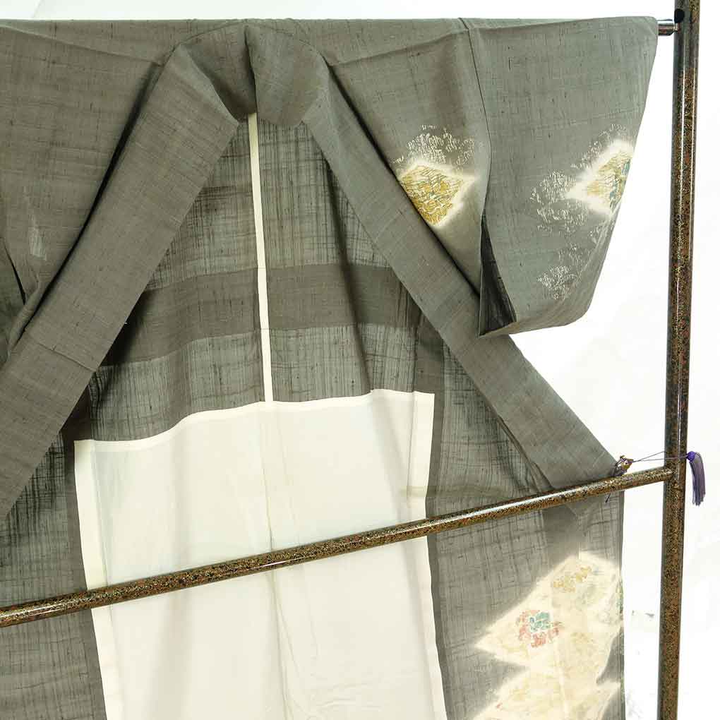 訪問着 リサイクル着物 身丈157cm 裄63cm 前幅25.5cm 後幅30.5cm 袖丈49cm 袖幅33cm レディース 単衣 松皮菱 裄Mサイズ 初夏・初秋用 正絹（シルク）グレー やや難 リメイク リユース【ランクB】