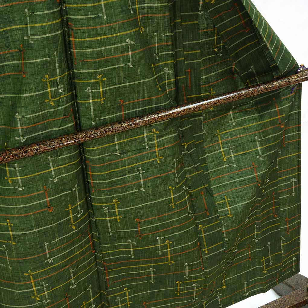 紬 リサイクル着物 身丈156cm 裄63cm 前幅23cm 後幅30.5cm 袖丈45cm 袖幅32cm レディース 単衣 連続模様 裄Mサイズ 初夏・初秋用 正絹（シルク）グリーン 美品 リメイク リユース【ランクA】