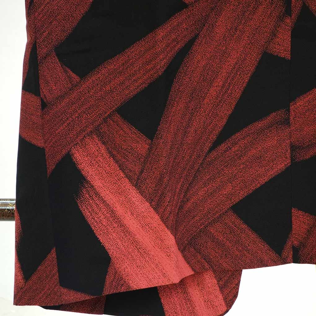 コート リサイクル着物 コート丈84cm 裄64cm 袖丈49cm 袖幅32cm レディース 袷 連続模様 裄Mサイズ 秋冬春用 正絹（シルク）レッド やや難 リメイク リユース【ランクB】