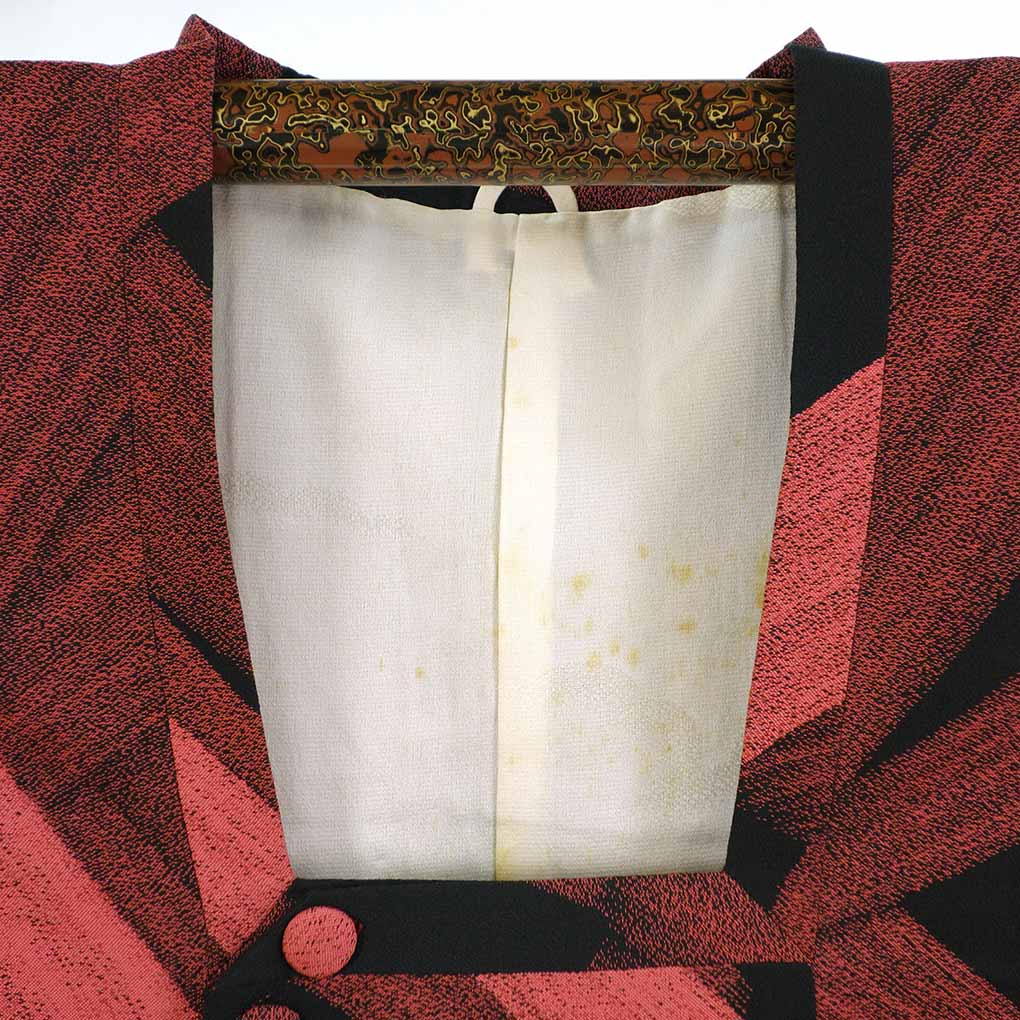 コート リサイクル着物 コート丈84cm 裄64cm 袖丈49cm 袖幅32cm レディース 袷 連続模様 裄Mサイズ 秋冬春用 正絹（シルク）レッド やや難 リメイク リユース【ランクB】