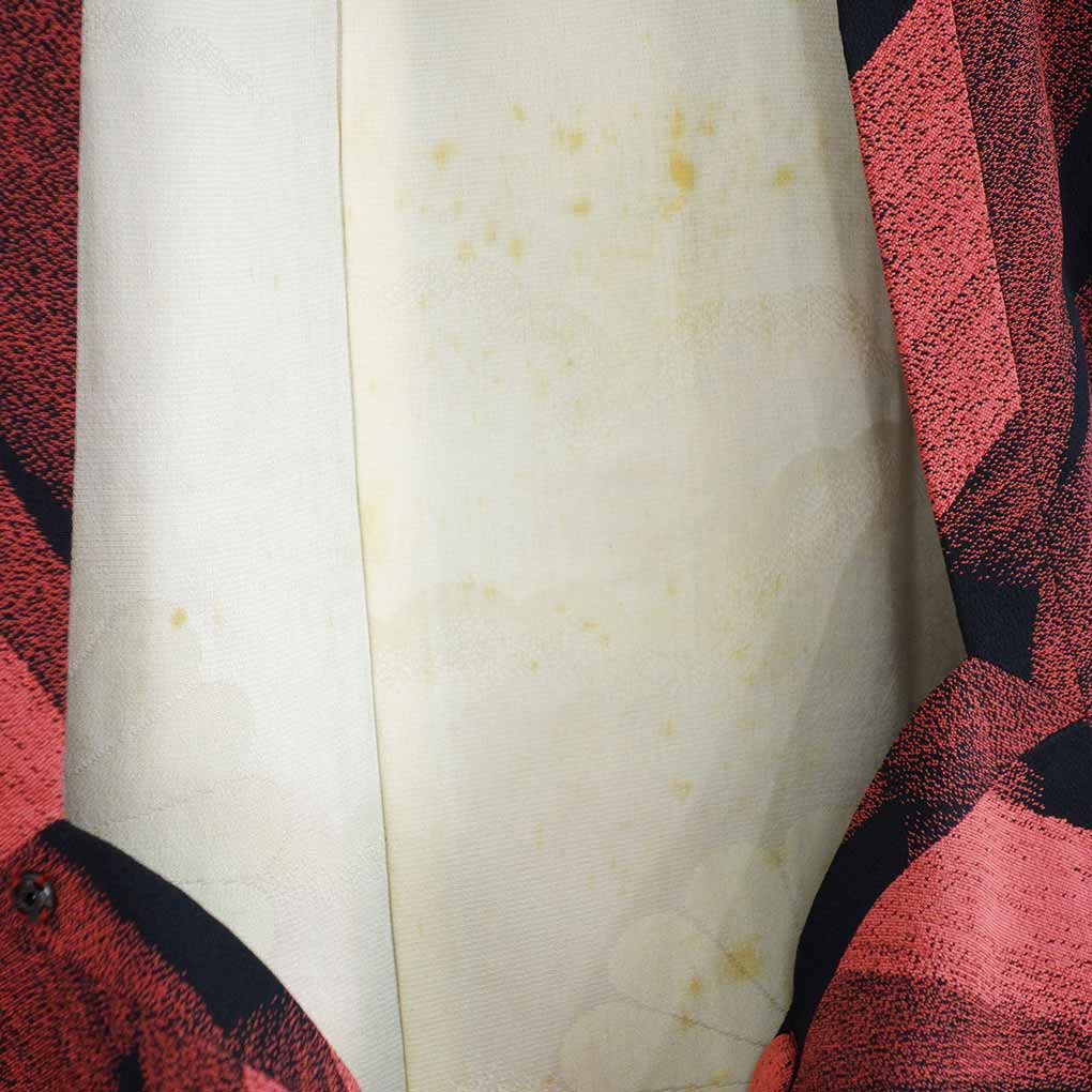 コート リサイクル着物 コート丈84cm 裄64cm 袖丈49cm 袖幅32cm レディース 袷 連続模様 裄Mサイズ 秋冬春用 正絹（シルク）レッド やや難 リメイク リユース【ランクB】