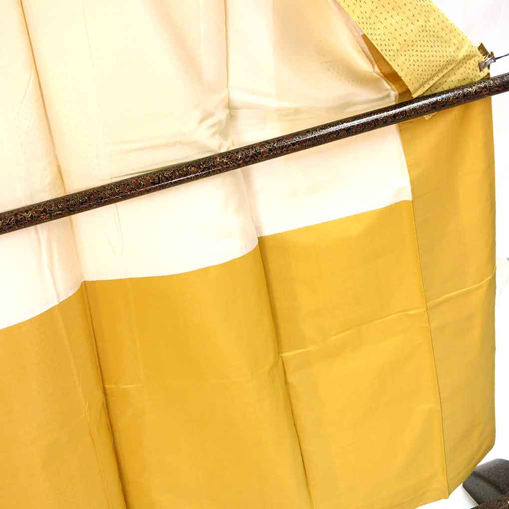 紬 リサイクル着物 身丈154cm 裄63.5cm 前幅24.5cm 後幅30cm 袖丈47cm 袖幅32cm レディース 袷 絣模様 裄Mサイズ 秋冬春用 正絹(シルク)イエロー 未使用品 リメイク リユース【ランクS】