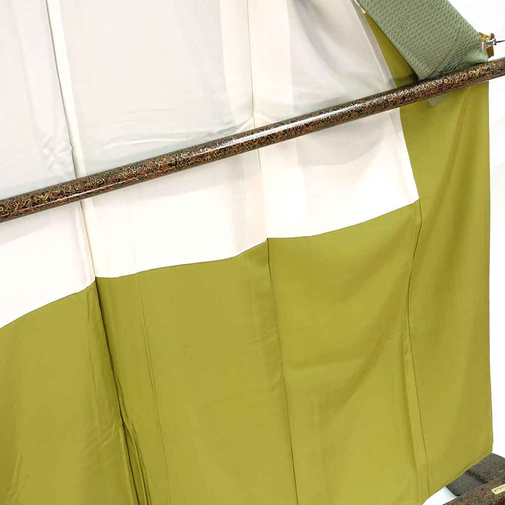 色無地 リサイクル着物 身丈154cm 裄63cm 前幅23.5cm 後幅28cm 袖丈45cm 袖幅32cm レディース 袷 花菱 裄Mサイズ 秋冬春用 正絹（シルク）グリーン やや難 リメイク リユース【ランクB】