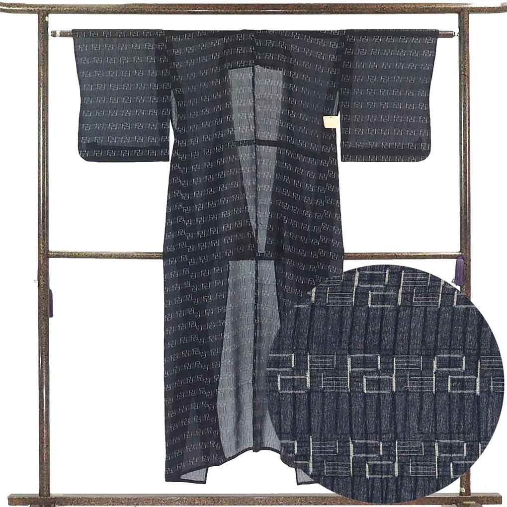リサイクル 紬 着物 身丈145cm 裄63cm 前幅22cm 後幅29cm 袖丈45cm 袖幅32cm レディース 連続模様 裄Mサイズ 夏用 正絹(シルク)黒地 美品 リサイクル リメイク リユース【ランクA】
