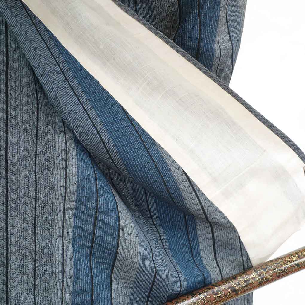 リサイクル 紬 着物 身丈150cm 裄63cm 前幅22cm 後幅29cm 袖丈58cm 袖幅32cm レディース 単衣 縞 裄Mサイズ 初夏・初秋用 正絹(シルク)グレー地 美品 リサイクル リメイク リユース【ランクA】