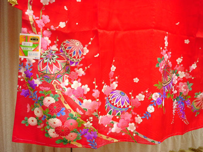 仕立て上がり正絹女児四ッ身☆特選お祝い着☆7歳の七五三に!・【赤地に花、グリーンの重ね衿がキュート】胴裏・長襦袢がついてしかも!!【新品】