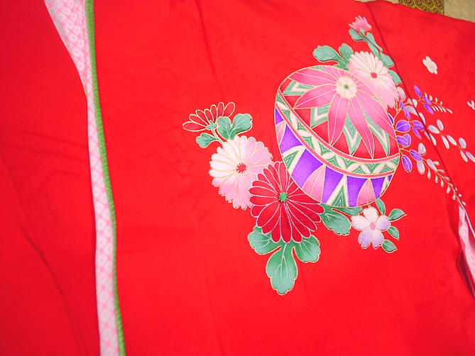 仕立て上がり正絹女児四ッ身☆特選お祝い着☆7歳の七五三に!・【赤地に花、グリーンの重ね衿がキュート】胴裏・長襦袢がついてしかも!!【新品】
