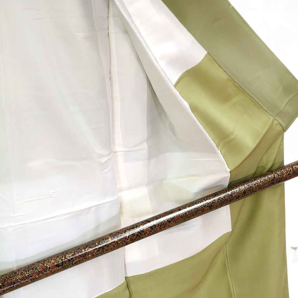 リサイクル着物 小紋 グリーン地 抽象柄 袷 正絹 着物 レディース 秋冬春用 シルク グリーン 裄SSサイズ リユース身丈143cm 裄58cm 前幅21cm 後幅28cm 袖丈44cm【ランクA】