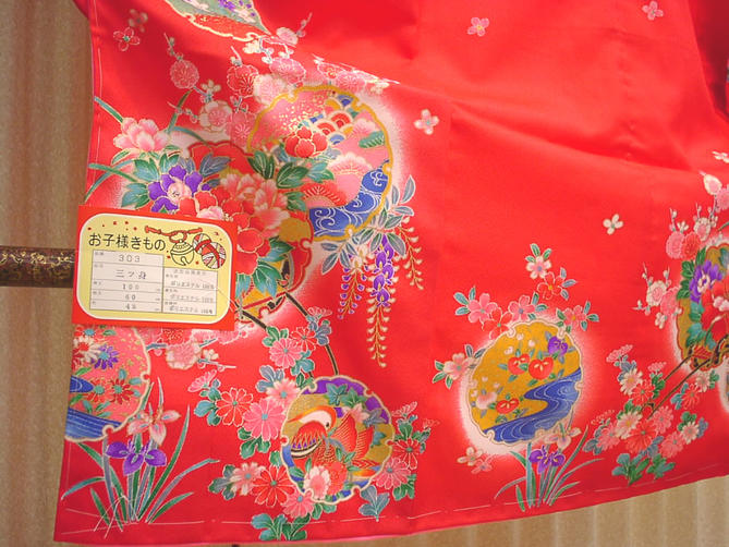 仕立て上がり女児三ッ身☆お祝い着☆3歳の七五三に！・【朱色に近いマットな赤、重ね衿グリーン】胴裏・長襦袢がついてしかも！！【新品】