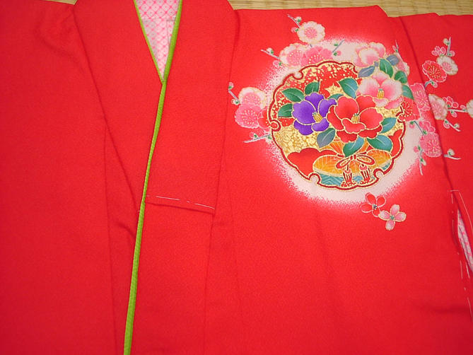 仕立て上がり女児三ッ身☆お祝い着☆3歳の七五三に！・【朱色に近いマットな赤、重ね衿グリーン】胴裏・長襦袢がついてしかも！！【新品】