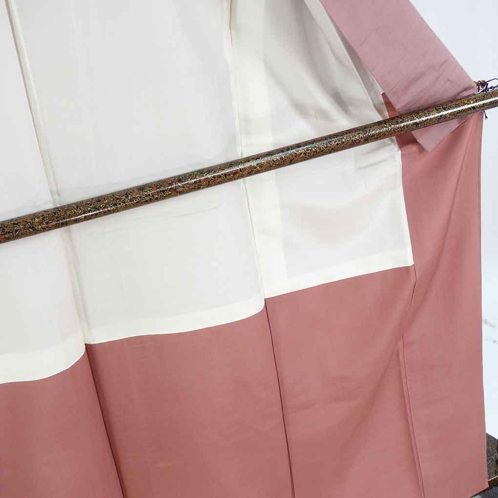 紬 リサイクル着物 身丈164cm 裄64cm 前幅25cm 後幅30cm 袖丈45cm 袖幅33cm レディース 袷 無地 裄Mサイズ 秋冬春用 正絹（シルク）ピンク トールサイズ 美品 リメイク リユース【ランクA】