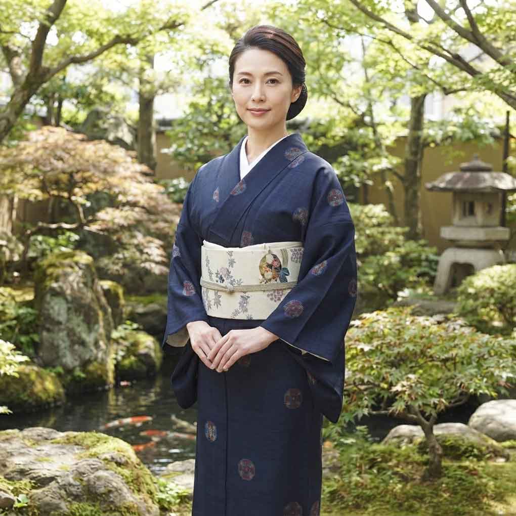 紬 リサイクル着物 身丈163cm 裄65cm 前幅25cm 後幅29.5cm 袖丈46cm 袖幅33cm レディース 単衣 亀甲 裄Mサイズ 初夏・初秋用 正絹（シルク）ネイビー 美品 リメイク リユース【ランクA】