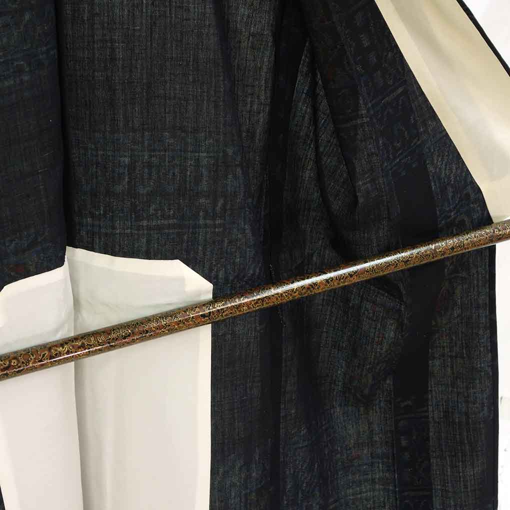 紬 リサイクル着物 身丈157cm 裄67cm 前幅27cm 後幅32.5cm 袖丈45cm 袖幅34cm レディース 単衣 連続模様 裄長 裄Lサイズ 初夏・初秋用 正絹（シルク）ネイビー 美品 リメイク リユース【ランクA】