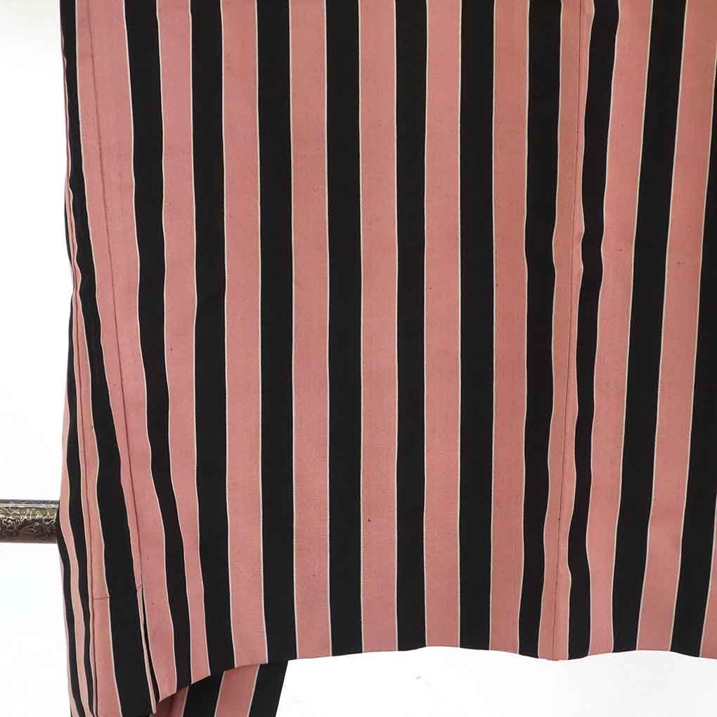 リサイクル 羽織 羽織丈85cm 裄64cm 袖丈45cm 袖幅33cm レディース 袷 縞 裄Mサイズ 秋冬春用 正絹（シルク）黒地 やや難 アンティーク リサイクル リメイク リユース【ランクB】