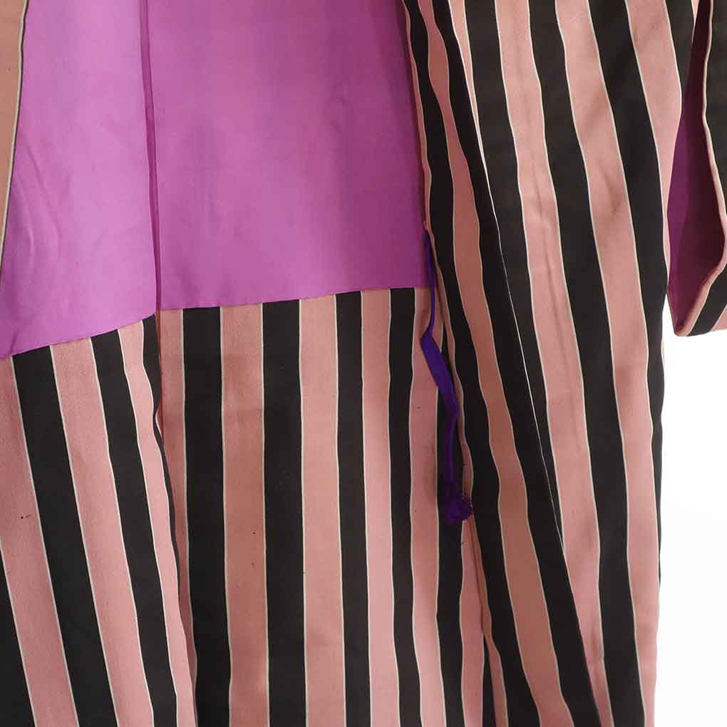 リサイクル 羽織 羽織丈85cm 裄64cm 袖丈45cm 袖幅33cm レディース 袷 縞 裄Mサイズ 秋冬春用 正絹（シルク）黒地 やや難 アンティーク リサイクル リメイク リユース【ランクB】