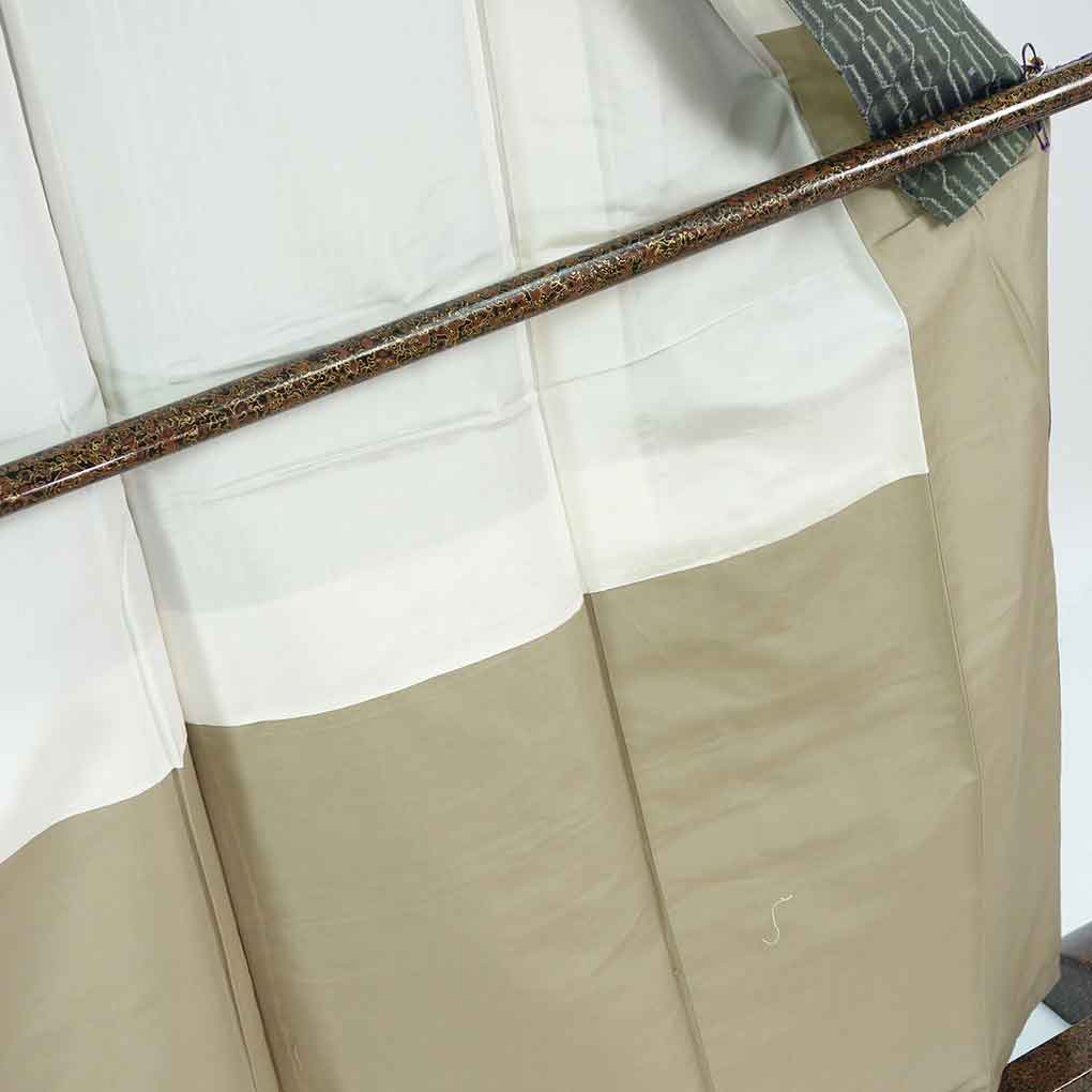 紬 リサイクル着物 身丈160cm 裄65cm 前幅24cm 後幅30cm 袖丈45cm 袖幅33cm レディース 袷 連続模様 裄Mサイズ 秋冬春用 正絹（シルク）グリーン 美品 リメイク リユース【ランクA】