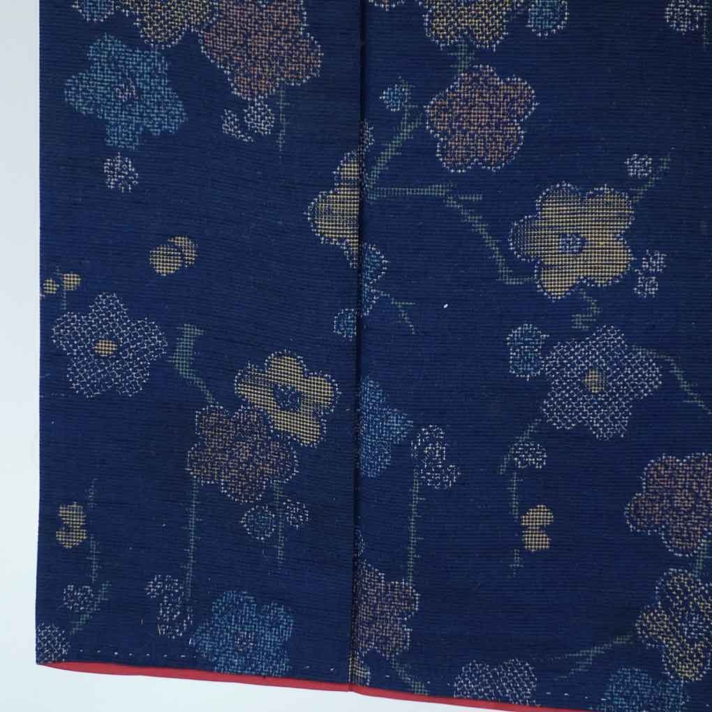 紬 リサイクル着物 身丈154cm 裄63cm 前幅22.5cm 後幅28cm 袖丈45cm 袖幅32cm レディース 袷 梅柄 裄Mサイズ 秋冬春用 正絹（シルク）ネイビー やや難 リメイク リユース【ランクB】