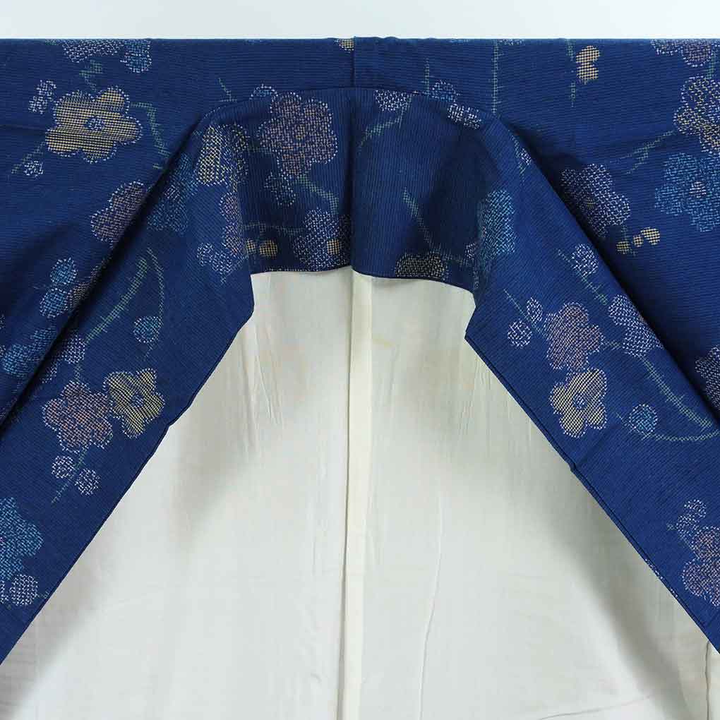 紬 リサイクル着物 身丈154cm 裄63cm 前幅22.5cm 後幅28cm 袖丈45cm 袖幅32cm レディース 袷 梅柄 裄Mサイズ 秋冬春用 正絹（シルク）ネイビー やや難 リメイク リユース【ランクB】