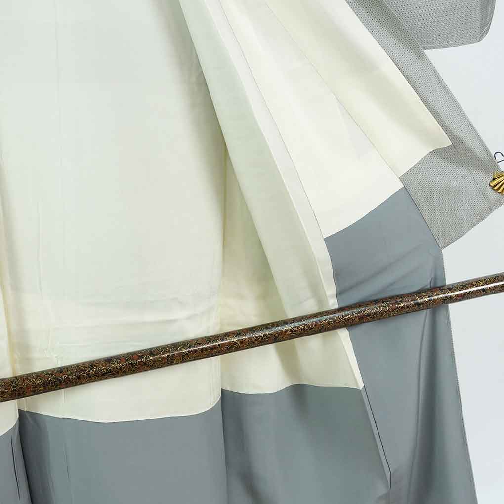 紬 リサイクル着物 身丈147cm 裄63cm 前幅25cm 後幅30cm 袖丈45cm 袖幅32cm レディース 袷 亀甲 裄Mサイズ 秋冬春用 正絹（シルク）グレー 未使用品 リメイク リユース【ランクS】